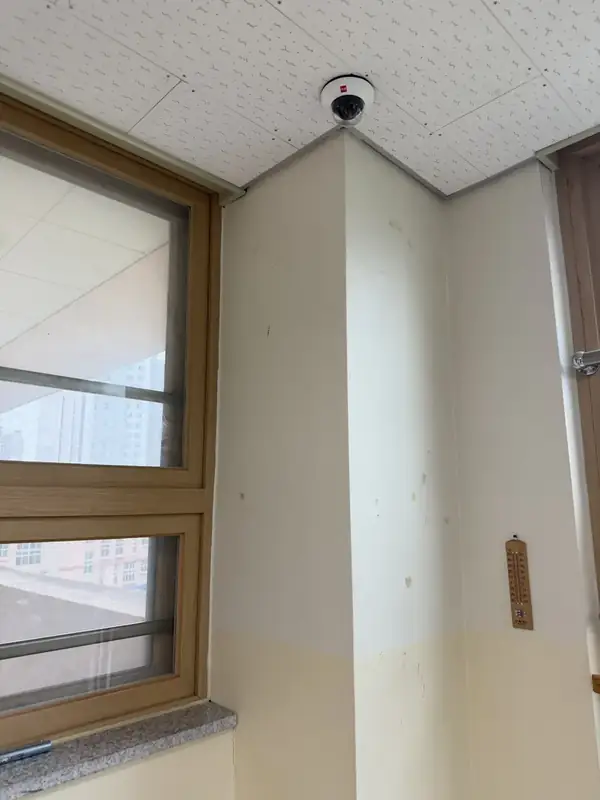 실내 천장 모서리 볼록거울 시공 전