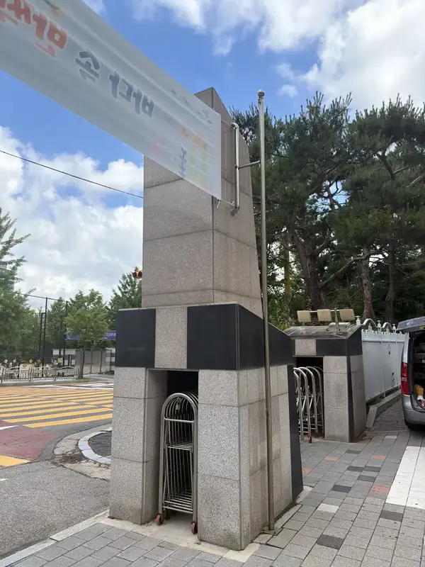 건물 출입구 기둥 주차장반사경 시공 전
