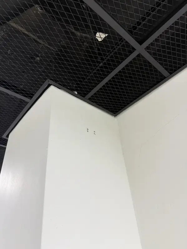 실내 통로 모서리 볼록거울 시공 전