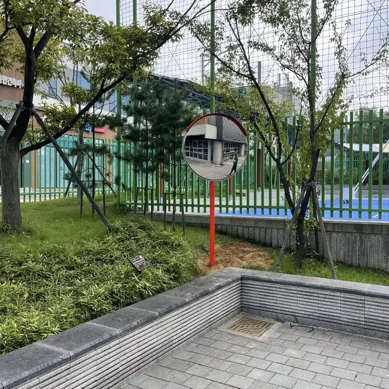 놀이터 옆 담장 모퉁이 교차로반사경 시공 후